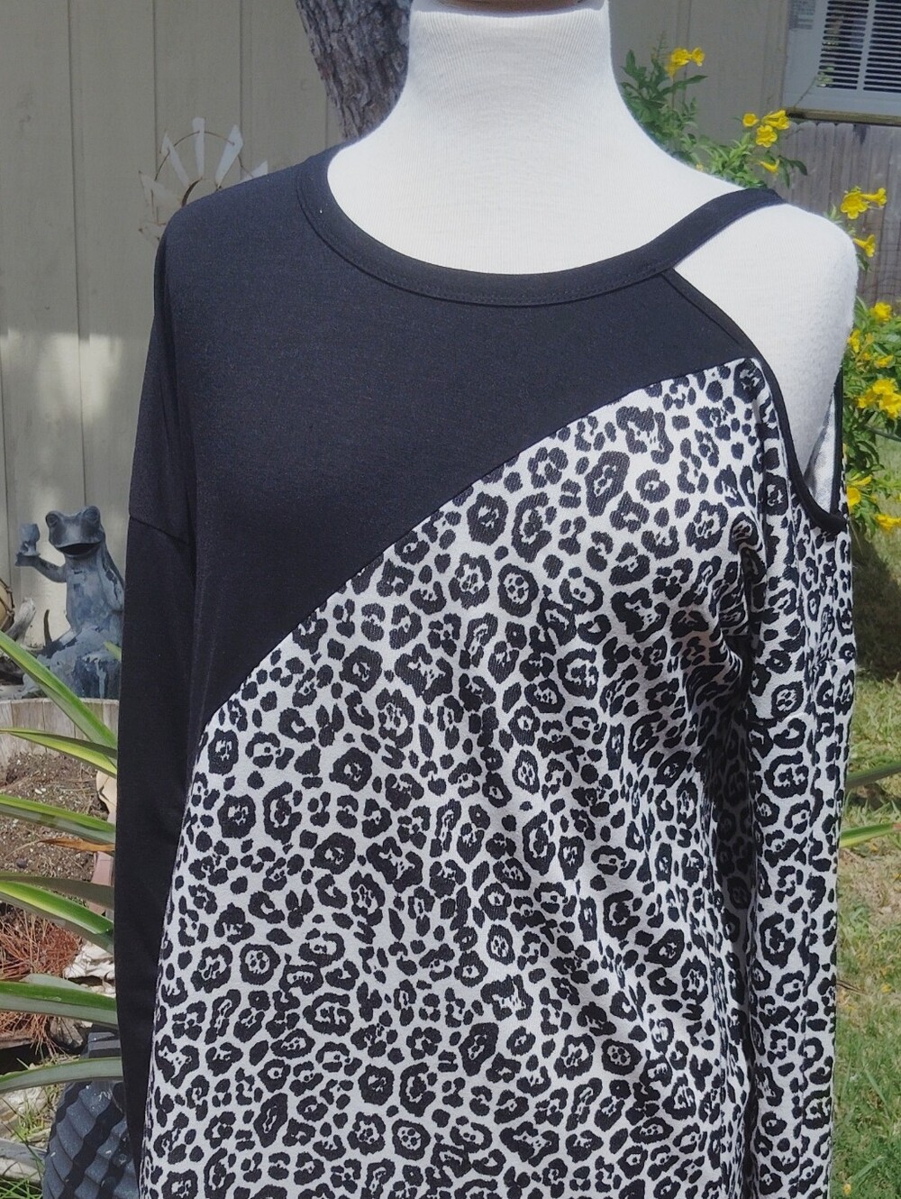 Cold-Shoulder Leopard Print Pullover Hoodie in Black and White